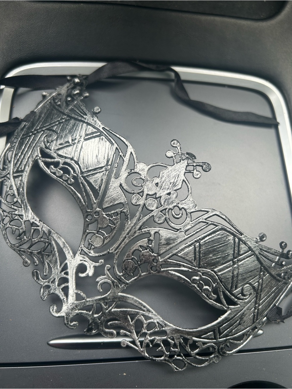 Masquerade Silver Mask - Picture 4 of 5